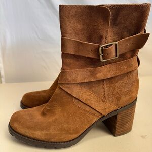 Clarks Brown Suede Leather Ankle Boots Block Heel Wrap Strap – Size 9.5M